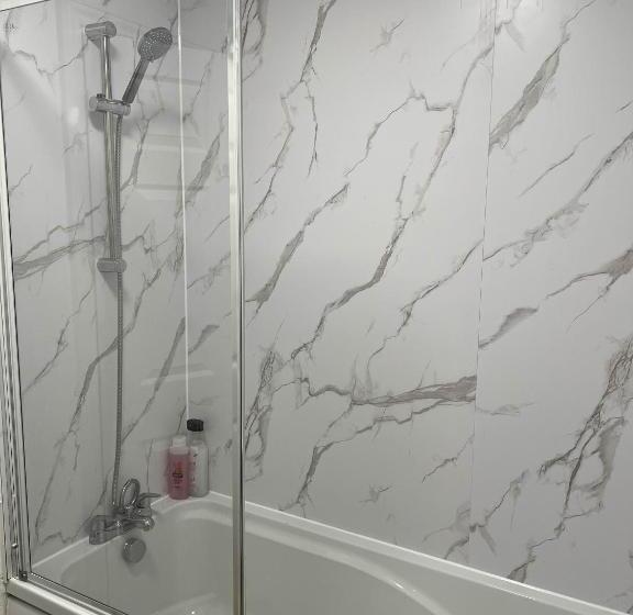 اتاق استاندارد با سرویس بهداشتی مشترک, Elegant 3 Bedroom Apt With En Suite And Shared Amenities With Free Wi Fi
