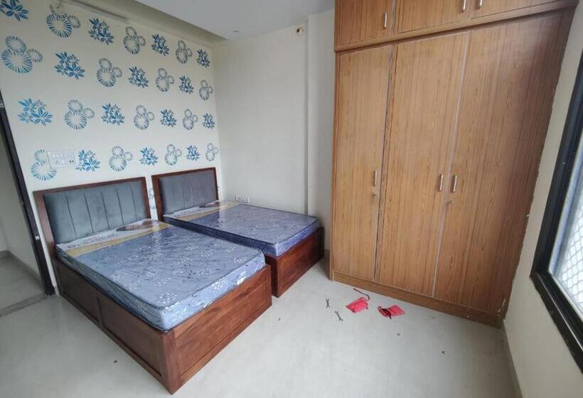 Quarto Estandar, Nomadic Paying Guest