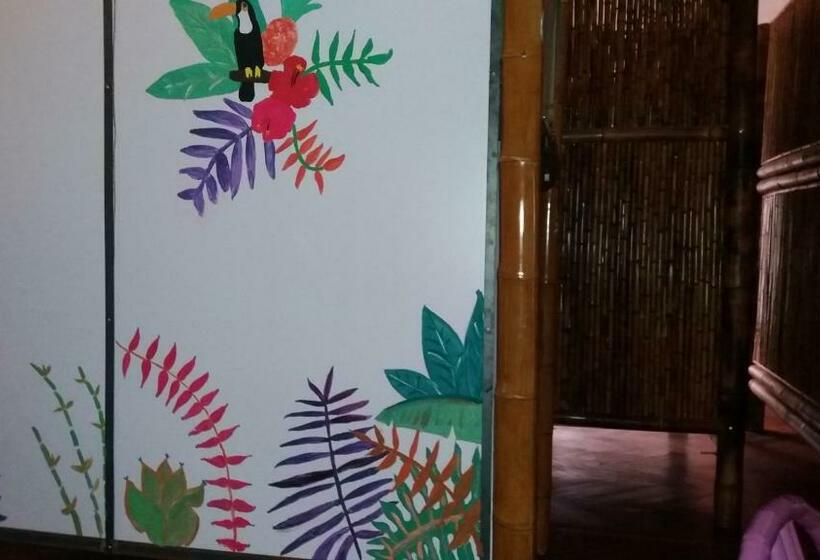 تختخواب در اتاق مشترک, Bamboo Lodge