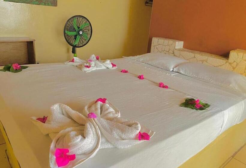 패밀리 룸, Room In Bb   Beach Hotel Room For 6 P Pool Breakfast And Fan