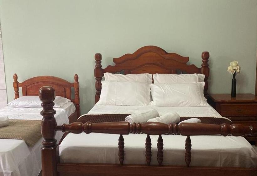 Háromágyas Standard Szoba, Triana Guest House