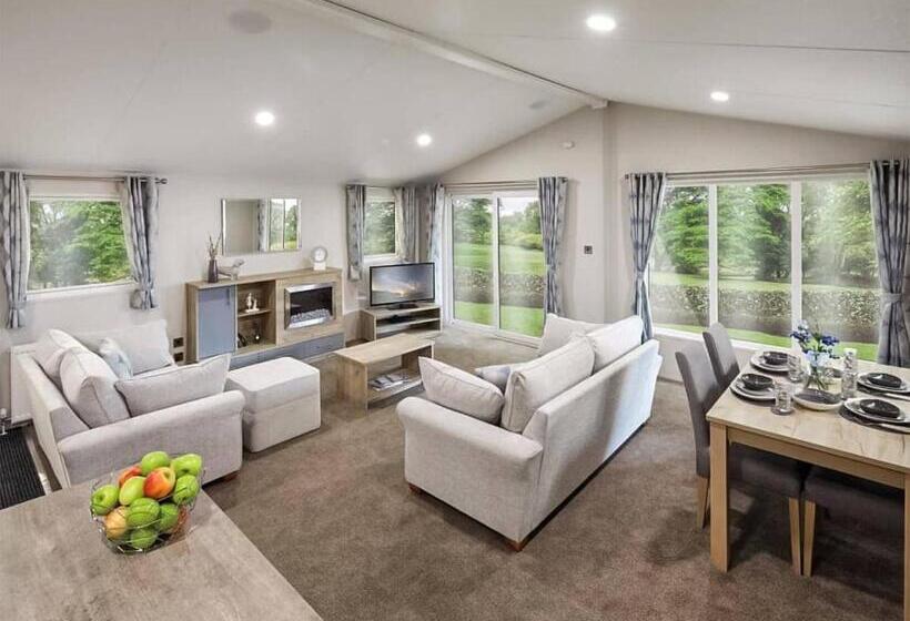 Дом 2 Спальни, Hamlet Lodge Retreat At Calloose Holiday Park