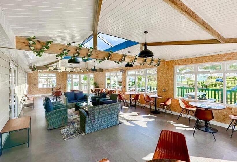 Дом 3 Спальни, Hamlet Lodge Retreat At Calloose Holiday Park