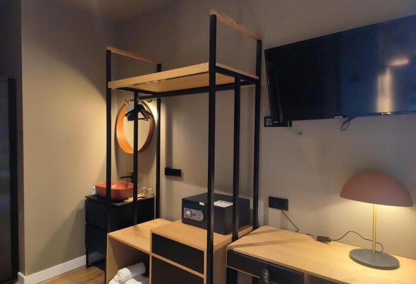 اتاق استاندارد با چشم‌انداز استخر, Saman Hotel Boutique