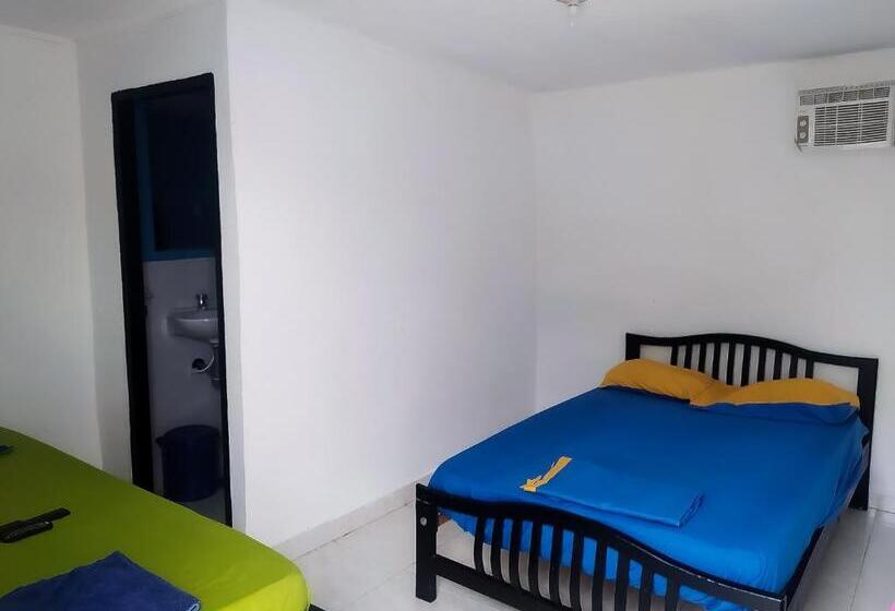 Quarto Triplo Estandar, Hostal Cq Camarones