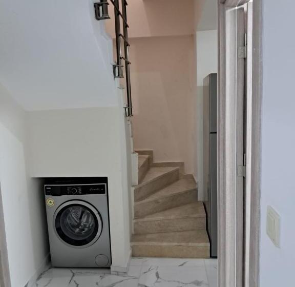 اتاق دوبلکس, Noor Family Apartments