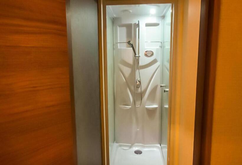 Семейный Номер, Relak Guest House 登別 Station
