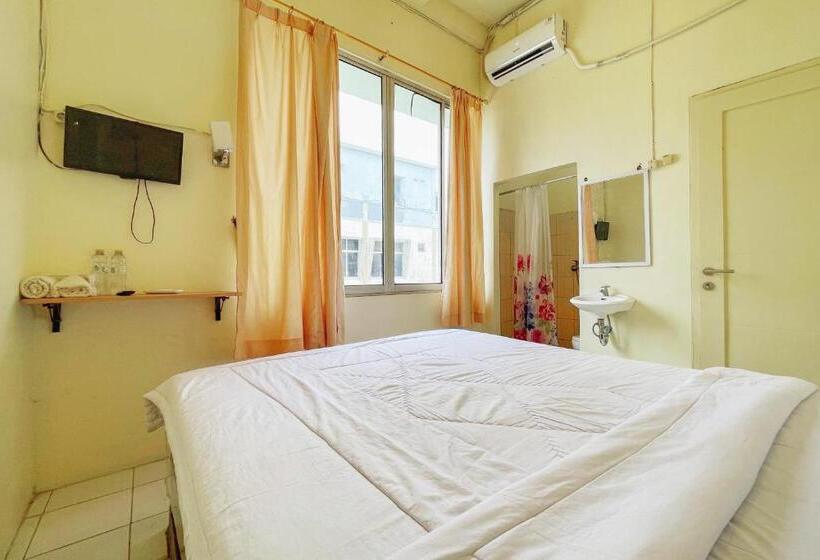 Номер Стандарт, Reddoorz Near Soekarno Hatta Airport 3