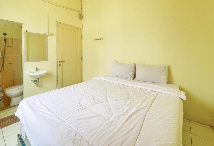 Номер Стандарт, Reddoorz Near Soekarno Hatta Airport 3