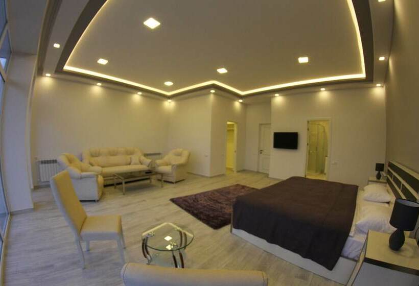 سوییت با چشم‌انداز استخر, Adams