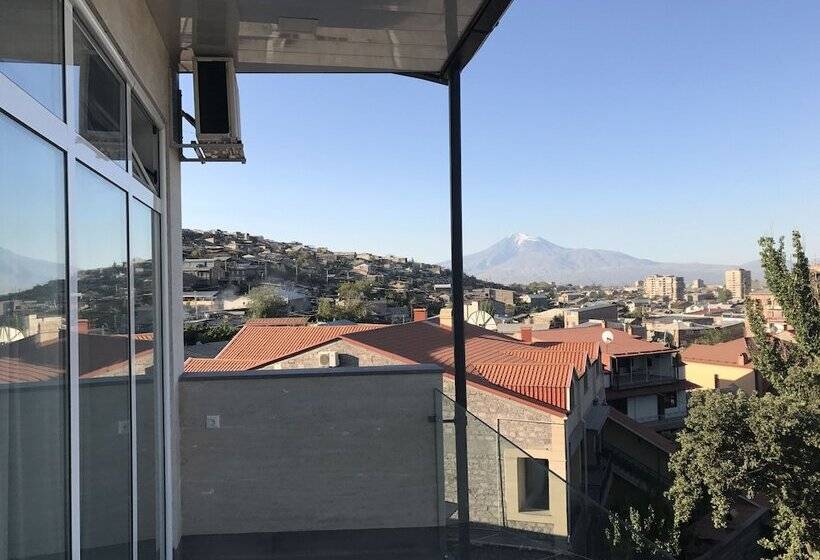 سوییت با چشم‌انداز استخر, Adams