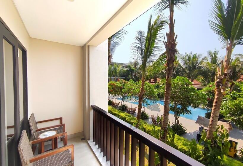 Номер Deluxe Вид на Бассейн, él Hotel Royale Banyuwangi