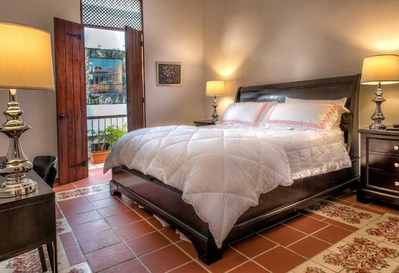 Deluxe Suite King Bed, Colonial 154 H Boutique