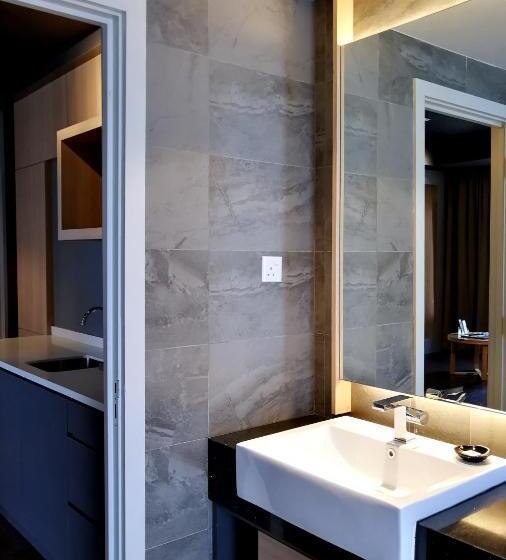 سوییت لوکس, The Granite Luxury