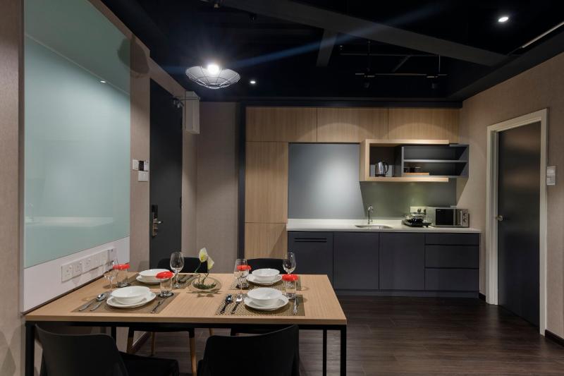 سوییت لوکس, The Granite Luxury