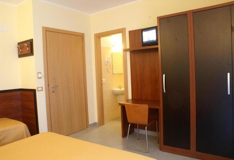اتاق استاندارد سه تخته با چشم‌انداز باغ, Licia B&b