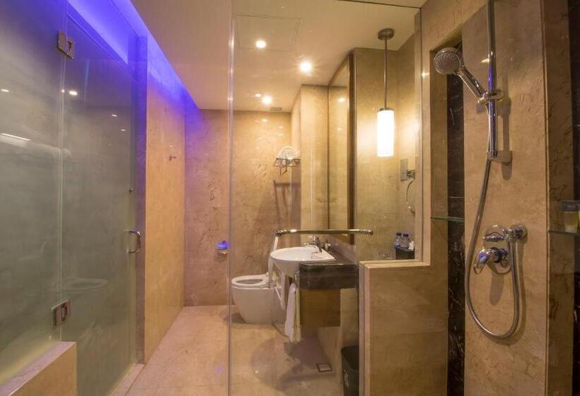 스탠다드 룸 킹사이즈 침대, Four Points By Sheraton Manado
