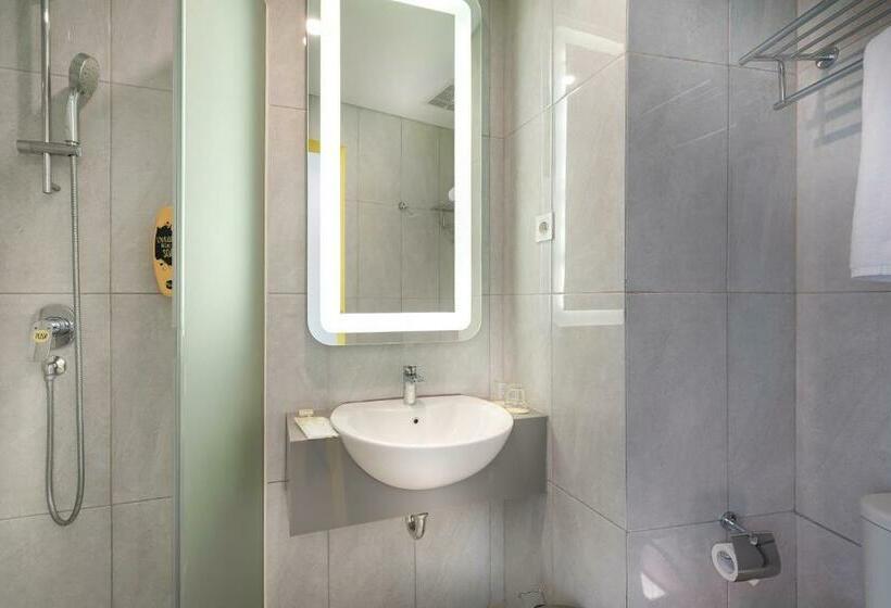 Номер Стандарт, Yello Hotel Manggarai