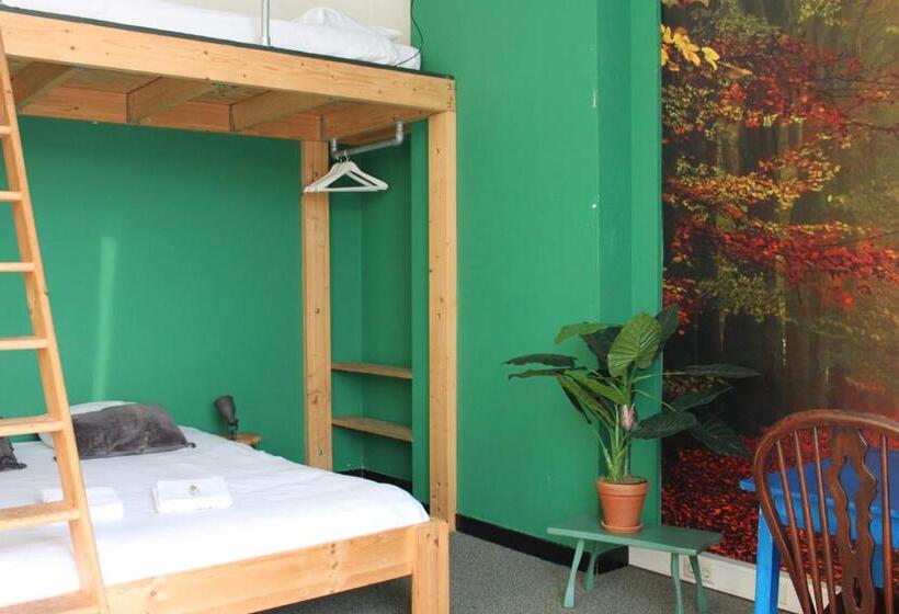 غرفة قياسية رباعية, Hostel Roots
