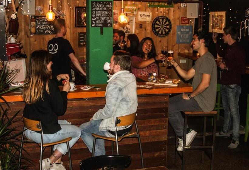 سرير فى غرفة مشتركه, Hostel Roots