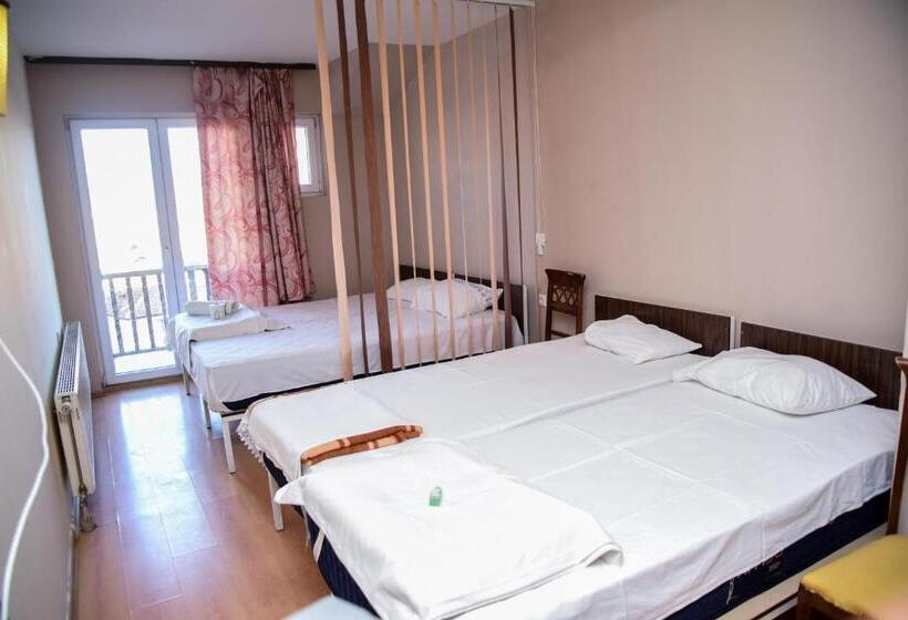 Standard Quadruple Room with Balcony, Art Theatre Caffe