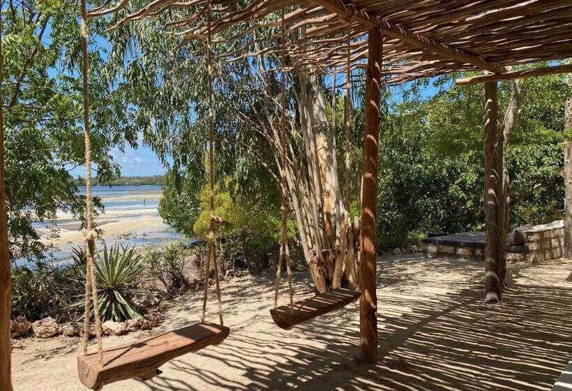 سوئیت با چشم‌انداز, Rock And Sea Resort