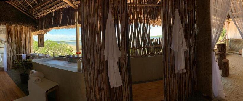 بانگلوی استاندارد با چشم‌انداز دریا, Rock And Sea Resort