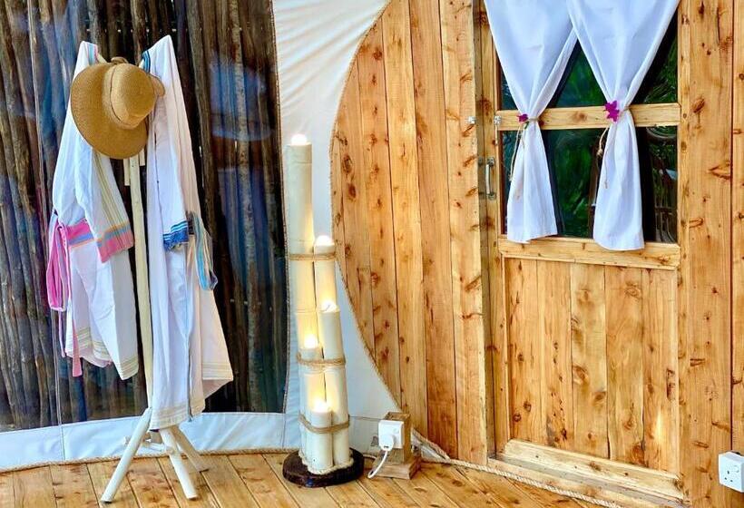 چادر با خدمات رفاهی استاندارد, Rock And Sea Resort