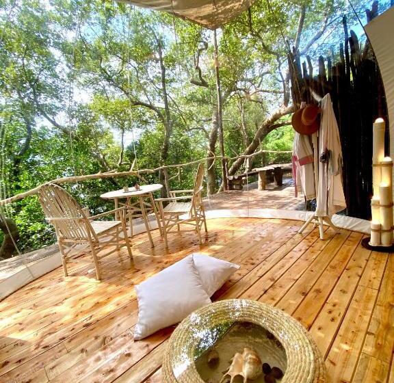 چادر با خدمات رفاهی استاندارد, Rock And Sea Resort