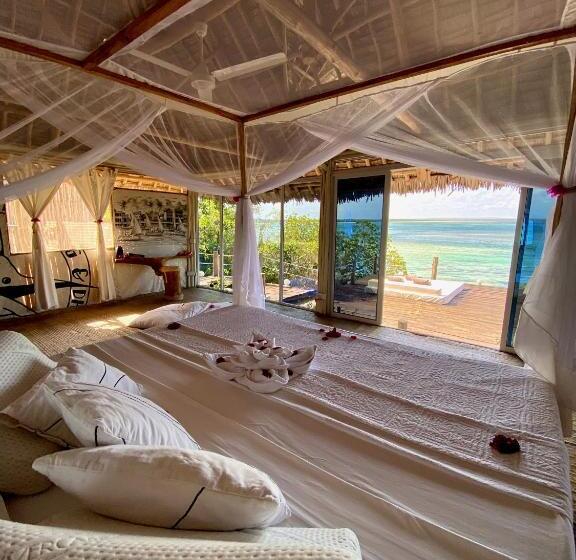بانگلوی استاندارد با چشم‌انداز دریا, Rock And Sea Resort