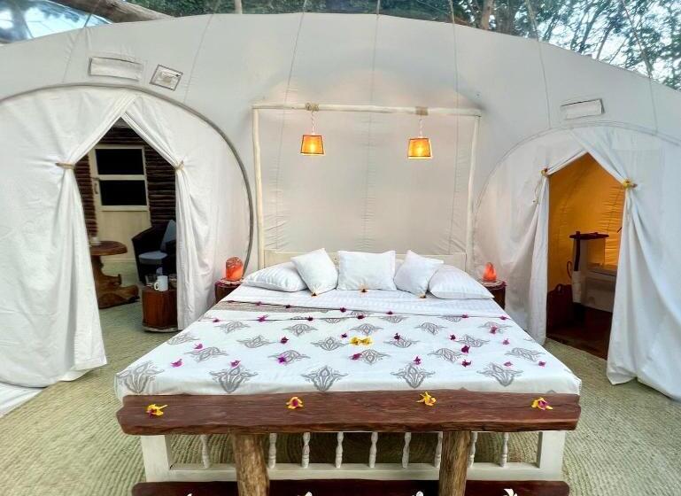 چادر با خدمات رفاهی استاندارد, Rock And Sea Resort