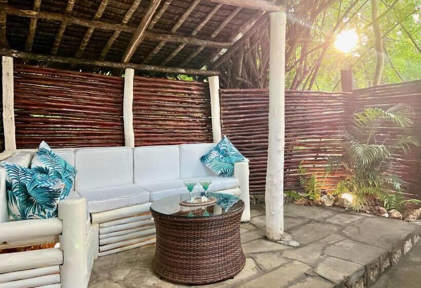 چادر با خدمات رفاهی استاندارد, Rock And Sea Resort