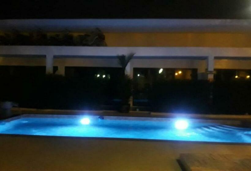 디럭스 룸, Lotus Bleu Resort & Restaurant