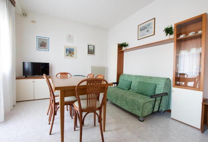 Apartamento 2 Dormitórios, Residence Madrid