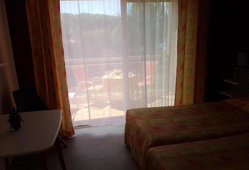 Номер Стандарт с Балконом, Hôtel Les Eucalyptus