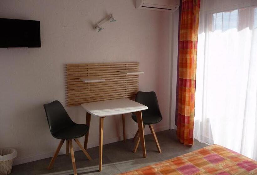Номер Стандарт с Балконом, Hôtel Les Eucalyptus