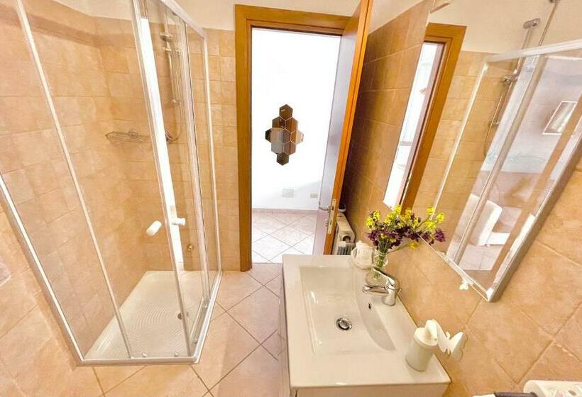 اتاق لوکس با چشم‌انداز دریاچه, Albergo Vittoria