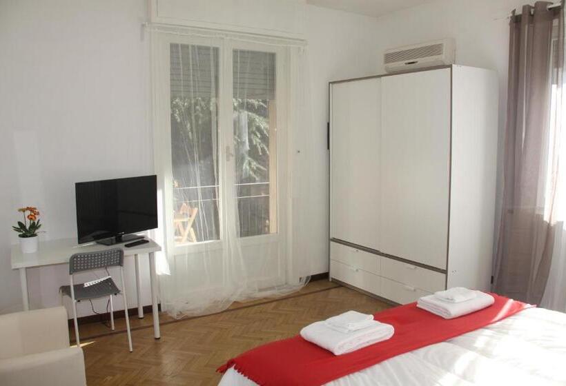 اتاق استاندارد با چشم‌انداز باغ, Lotus B&b