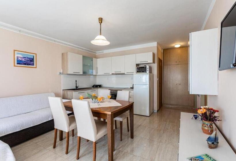 اتاق راحتی با چشم‌انداز دریا, Villa Ana