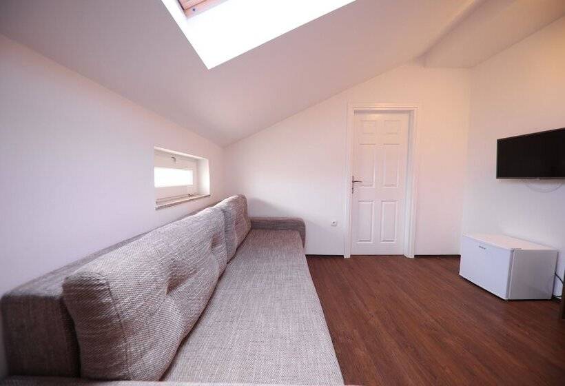 جناح مزود بتراس, Murter