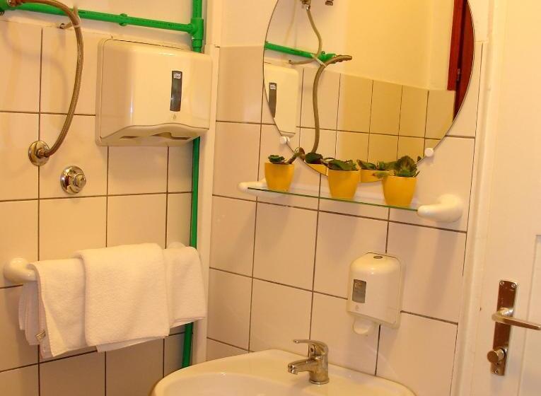 اتاق استاندارد سه تخته با سرویس بهداشتی مشترک, Hostel Amfora