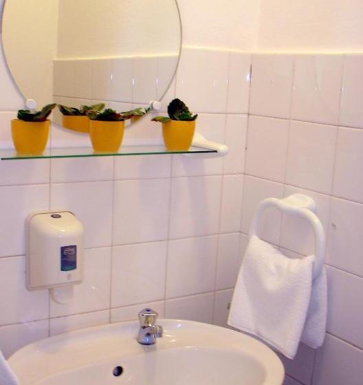 اتاق استاندارد یک تخته با سرویس بهداشتی مشترک, Hostel Amfora
