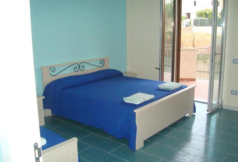 Трехместный Номер Стандарт с Балконом, Guest House Mare E Luna