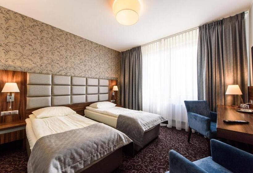 Номер Deluxe, Nowy Dwór