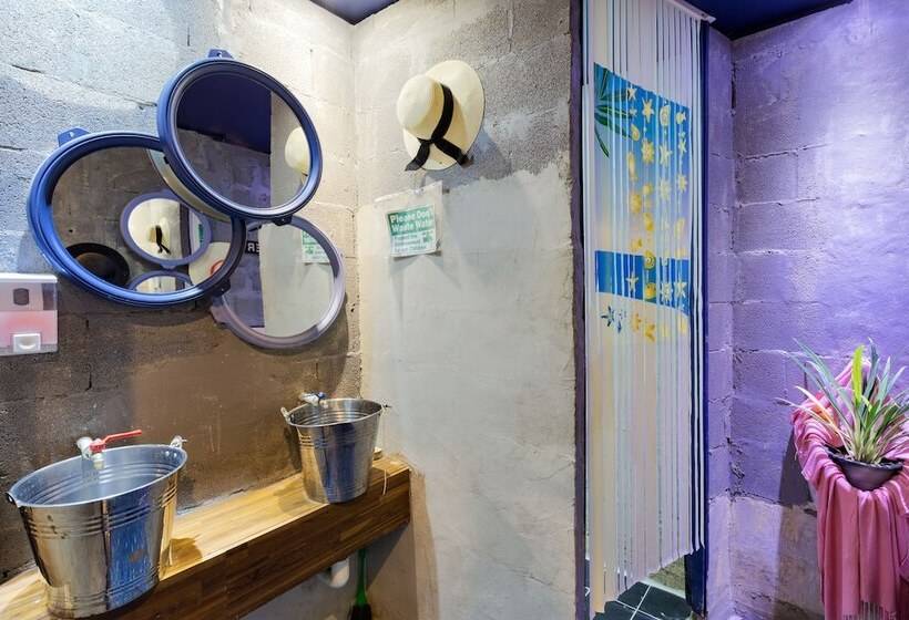 Кровать в Общей Комнате, Wire Hostel Patong