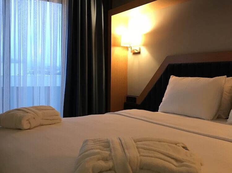 小型套房带阳台, Roof 264 Hotel & Suites