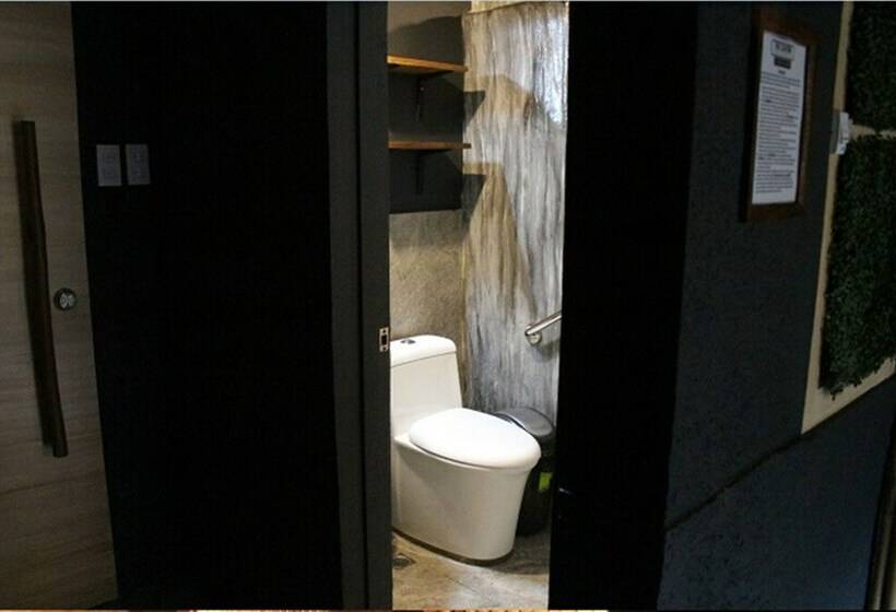 Кровать в Общей Комнате, The Cavern Pod Hotel & Specialty Café   Hostel