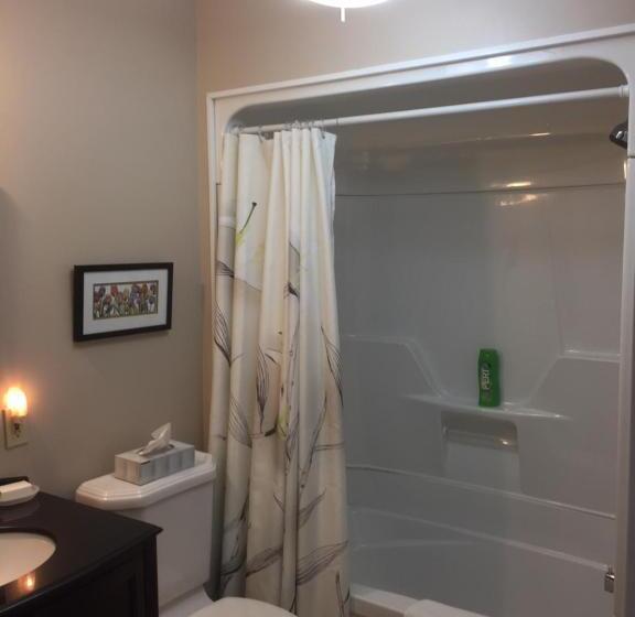带大床的套房, Sir Isaac Brock B&b Luxury Suites