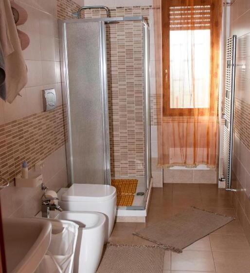 اتاق استاندارد چهارنفره با سرویس بهداشتی مشترک, B&b S Home