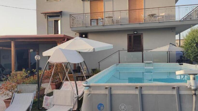 اتاق استاندارد با چشم‌انداز استخر, B&b S Home